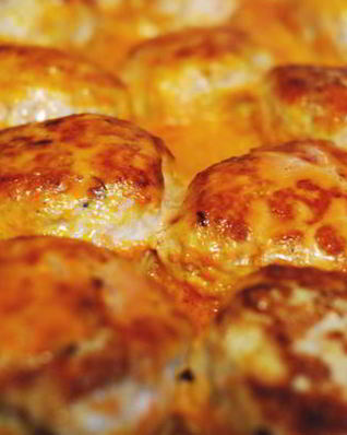 Курино-свинные тефтели, запеченные в соусе