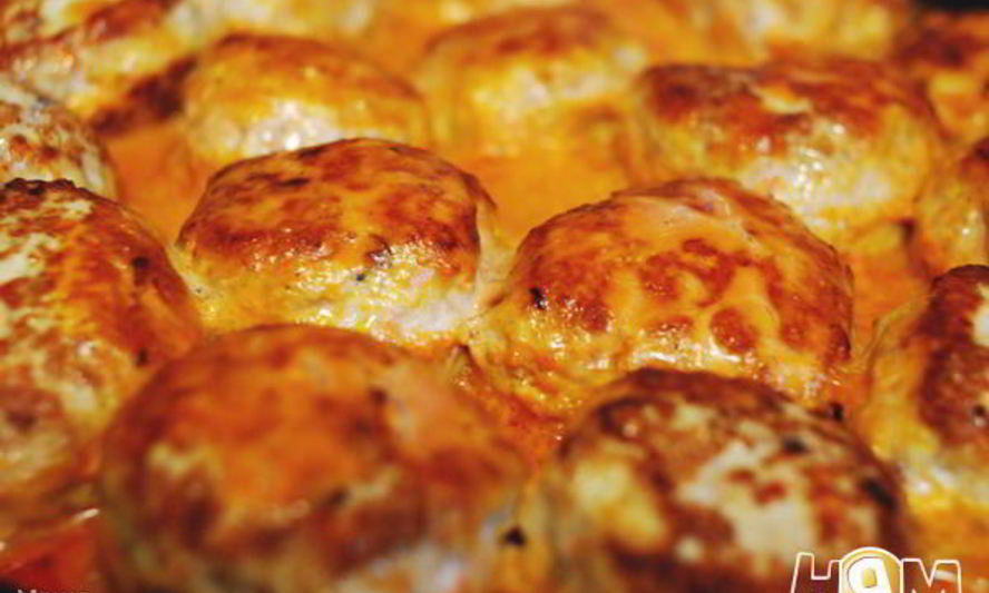 Рецепт куриного-свинных тефтели, запеченные в соусе