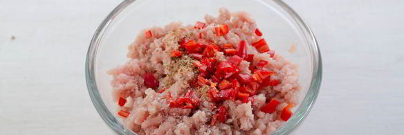 куриные тефтели с кориандром и томатным соусом