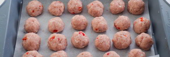 куриные тефтели с кориандром и томатным соусом