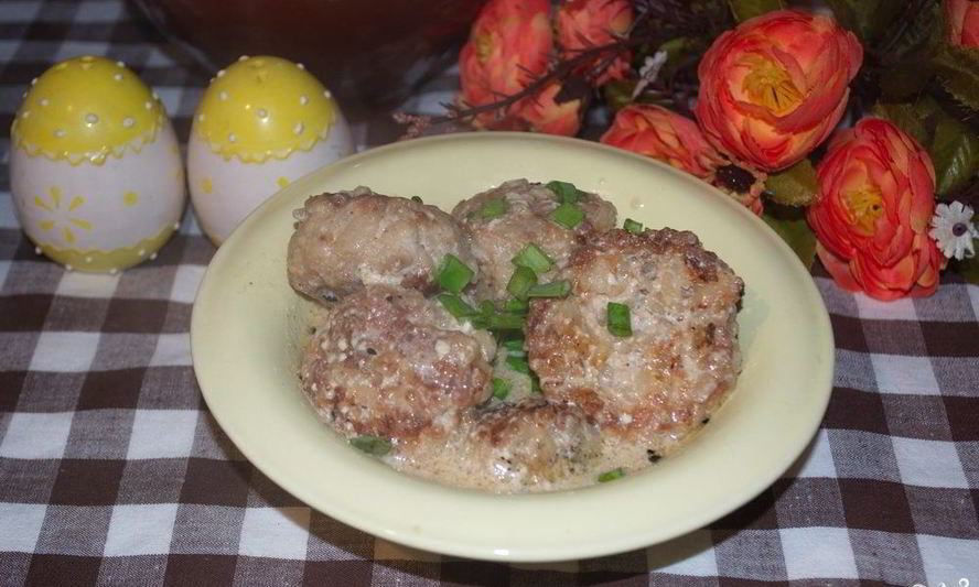 Рецепт куриных тефтелей в сметанном соусе