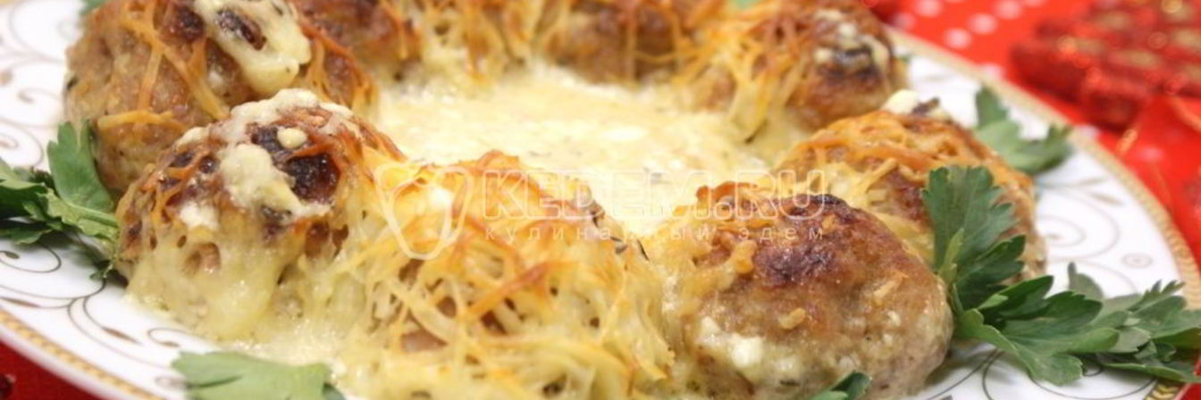 Рождественский венок из тефтелей