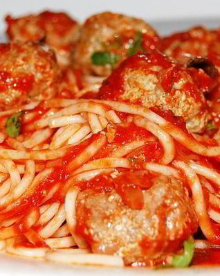 Спагетти с паровыми тефтельками под томатным соусом