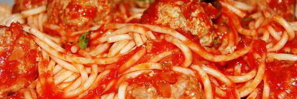 спагетти с паровыми тефтельками под томатным соусом