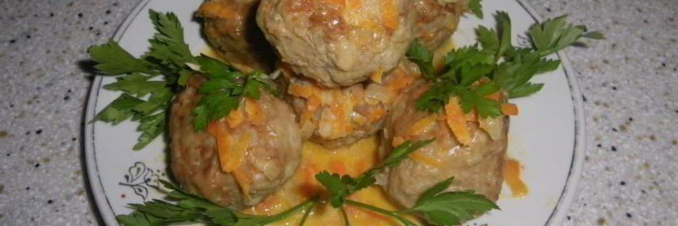 Тефтели с рисом в сметанном соусе