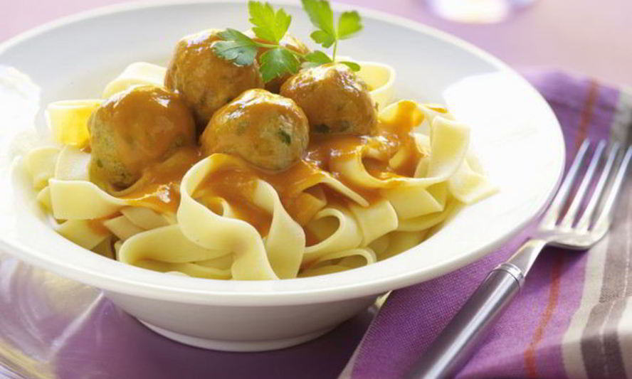 Рецепт тефтелей со сметанным и томатным соусом