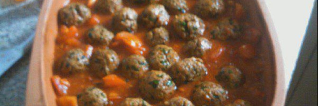 Тефтели в томатном соусе с яйцами