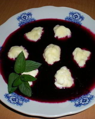Творожные ньокки в соусе из черной смородины
