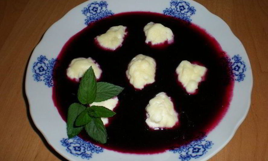 Рецепт творожных ньокков в соусе из черной смородины