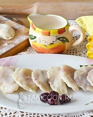 Творожные вареники с вишней