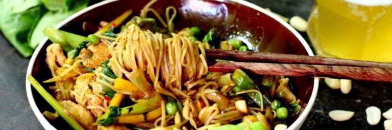 Яичная китайская лапша вок с курицей