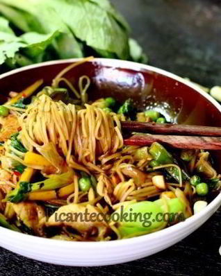 Яичная китайская лапша вок с курицей