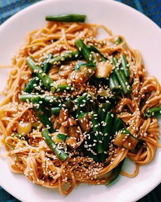 Яичная лапша с вигной и цукини