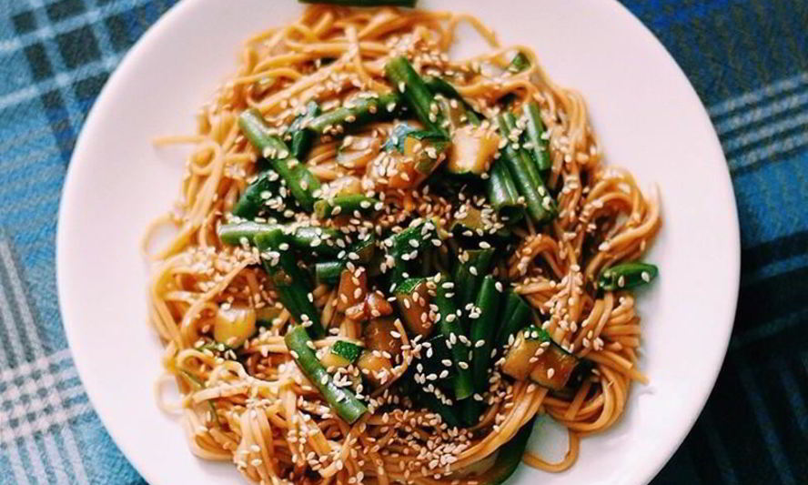 Рецепт яичной лапши с вигной и цукини