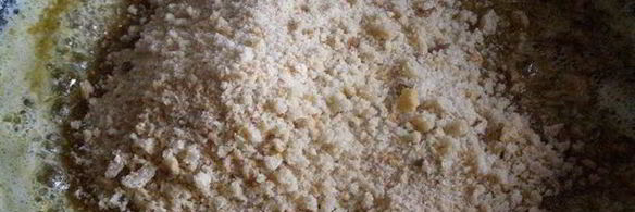 заварные клецки с клубникой и шоколадным соусом