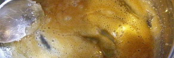 заварные клецки с клубникой и шоколадным соусом