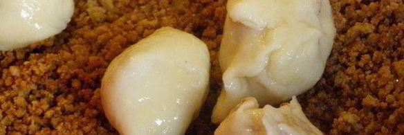 заварные клецки с клубникой и шоколадным соусом