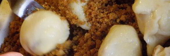 заварные клецки с клубникой и шоколадным соусом