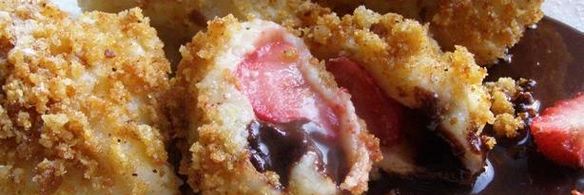 заварные клецки с клубникой и шоколадным соусом