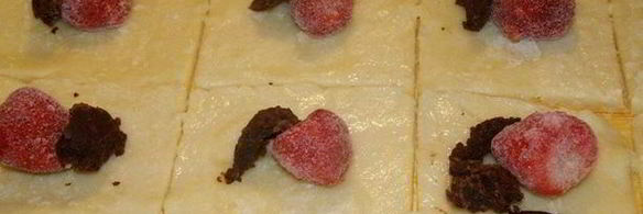 заварные клецки с клубникой и шоколадным соусом