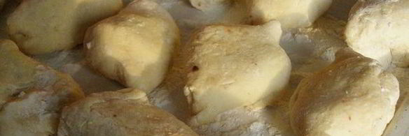 заварные клецки с клубникой и шоколадным соусом