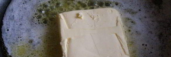 заварные клецки с клубникой и шоколадным соусом