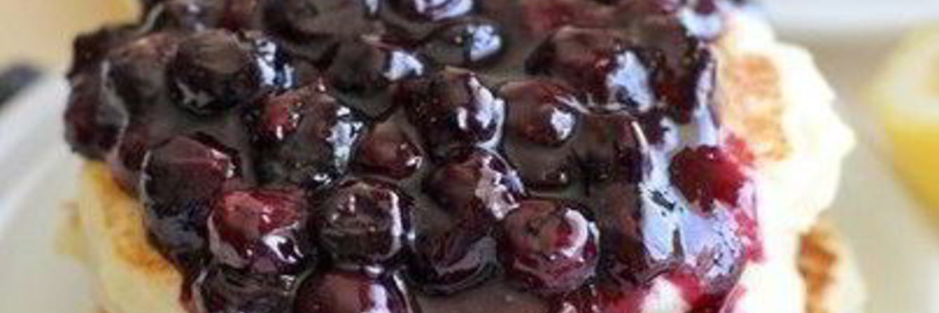 Бананово-овсяные блинчики с черничным сиропом