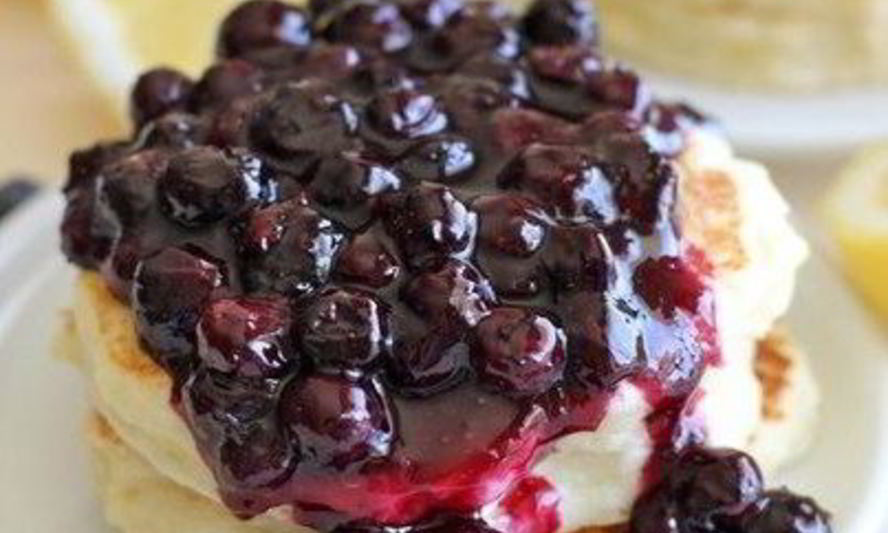 Рецепт бананова-овсяных блинчики с черничным сиропом