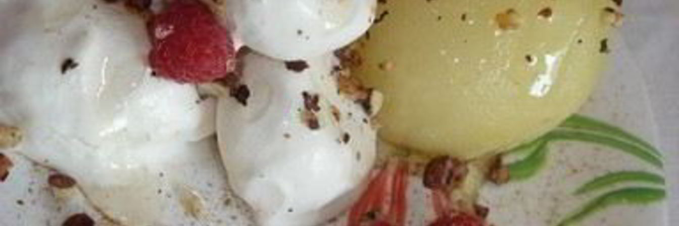 Горячая груша в сиропе с мороженным