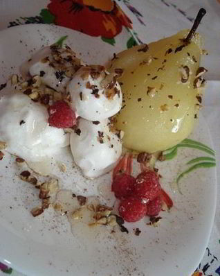 Горячая груша в сиропе с мороженным