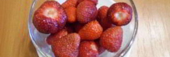 клубничный коктейль в блендере