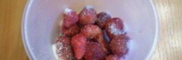 клубничный коктейль в блендере