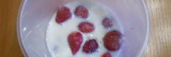 клубничный коктейль в блендере