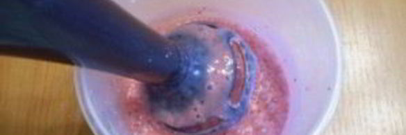 клубничный коктейль в блендере