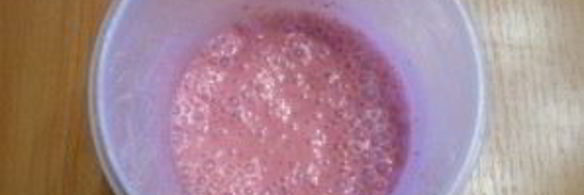 клубничный коктейль в блендере