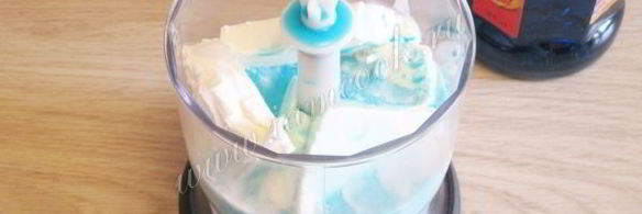 коктейль с мороженым и блю кюрасао