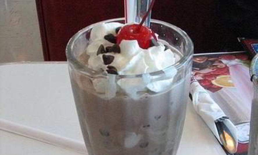 Рецепт коктейля царского сюрприз с шоколадной крошкой