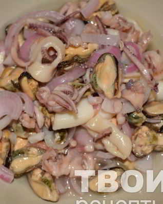 Маринованный коктейль из морепродуктов