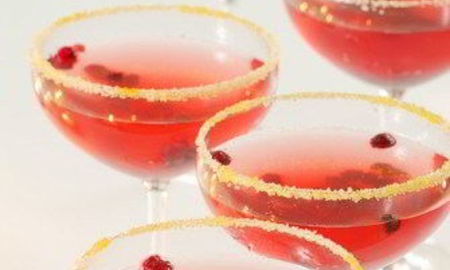 Рецепт новогоднего коктейля из шампанского с клюквой и специями