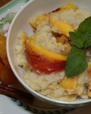 Рисовые хлопья с персиками, сухофруктами и кленовым сиропом