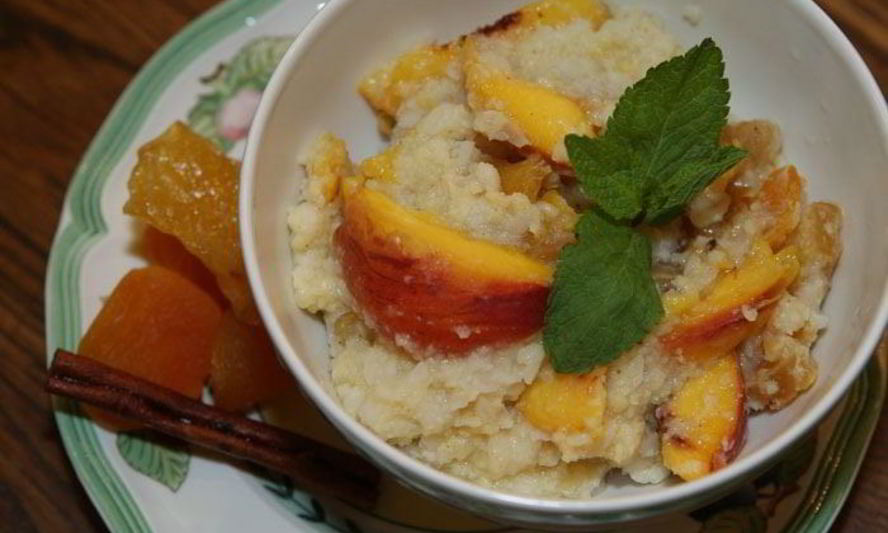 Рецепт рисовых хлопьев с персиками, сухофруктами и кленовым сиропом