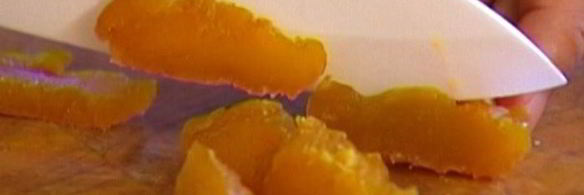 рисовые хлопья с персиками, сухофруктами и кленовым сиропом