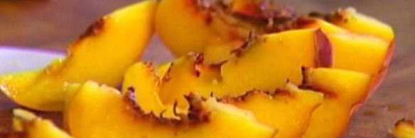 рисовые хлопья с персиками, сухофруктами и кленовым сиропом