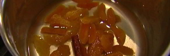 рисовые хлопья с персиками, сухофруктами и кленовым сиропом