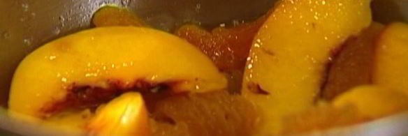 рисовые хлопья с персиками, сухофруктами и кленовым сиропом