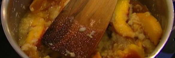 рисовые хлопья с персиками, сухофруктами и кленовым сиропом