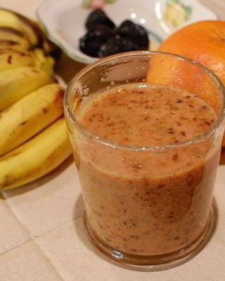 Цитрусовый коктейль с бананом и черносливом