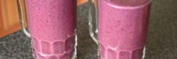 витаминный напиток из персика и черники