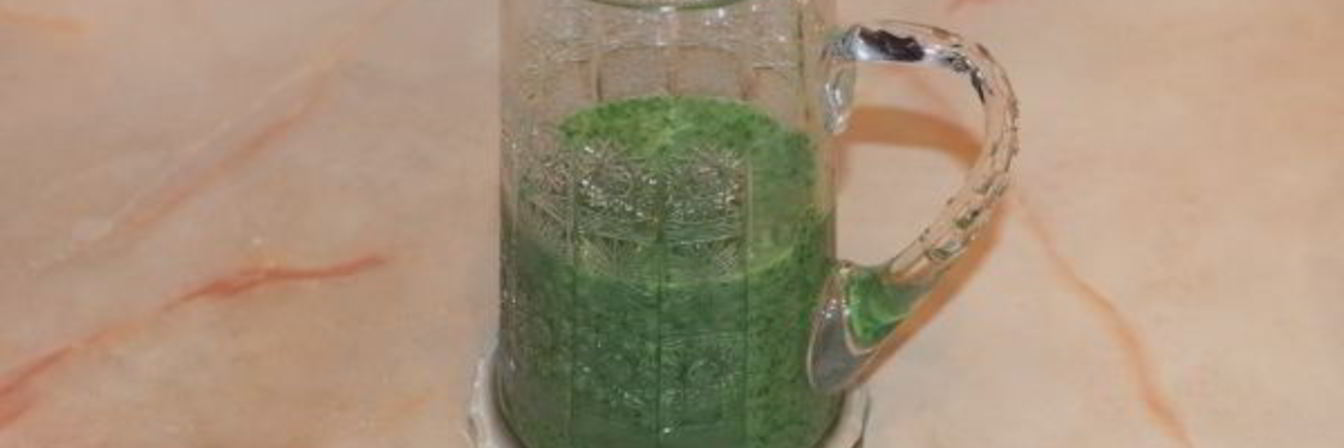 Зеленый коктейль из шпината