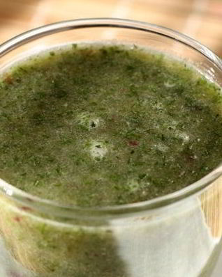 Зеленый коктейль с вишней